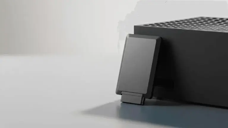 SanDisk Xbox-Speicherkarte neben einer Xbox Series X Konsole