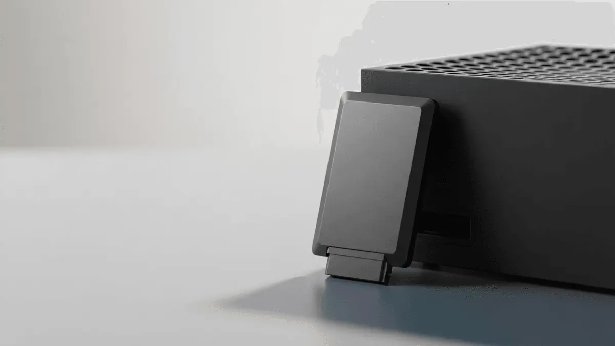 SanDisk Xbox-Speicherkarte neben einer Xbox Series X Konsole