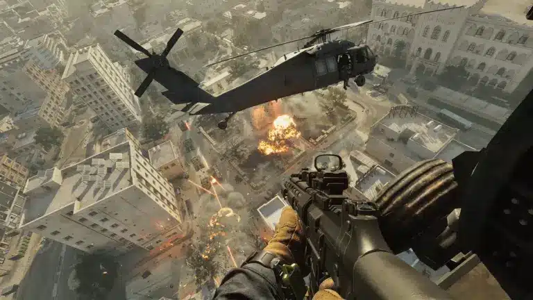 Ein Screenshot aus Delta Force mit einem Soldaten in einem Hubschrauber über einer Stadt mit Explosionen.
