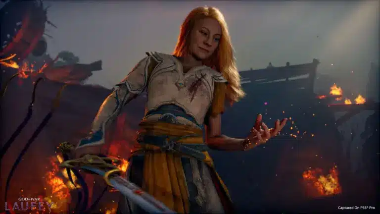 Laufey aus dem Spiel God of War Laufey in einer brennenden Umgebung mit einem Schwert.
