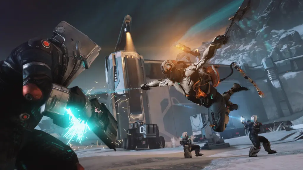 Warframe-Charaktere im Kampf in einer verschneiten futuristischen Umgebung
