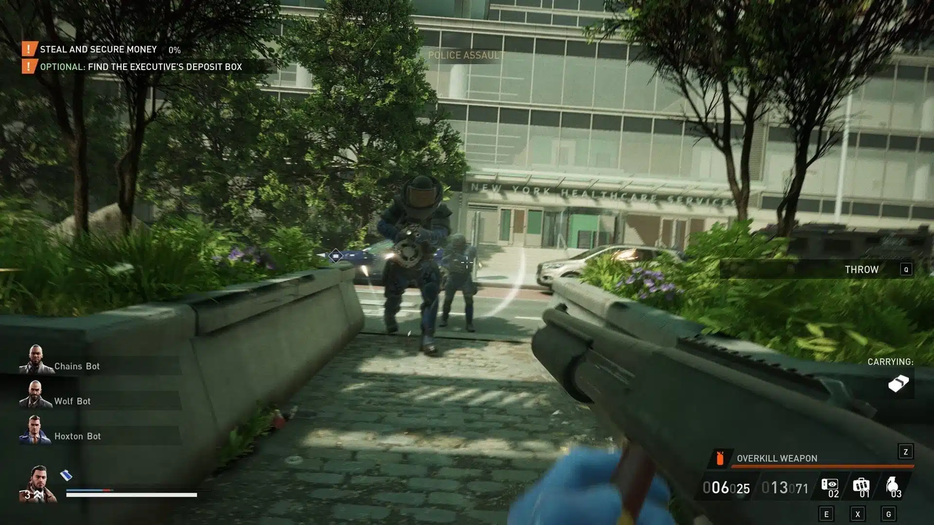 Ein Screenshot aus Payday 3, der eine First-Person-Perspektive eines Spielers zeigt, der auf Polizisten zielt.