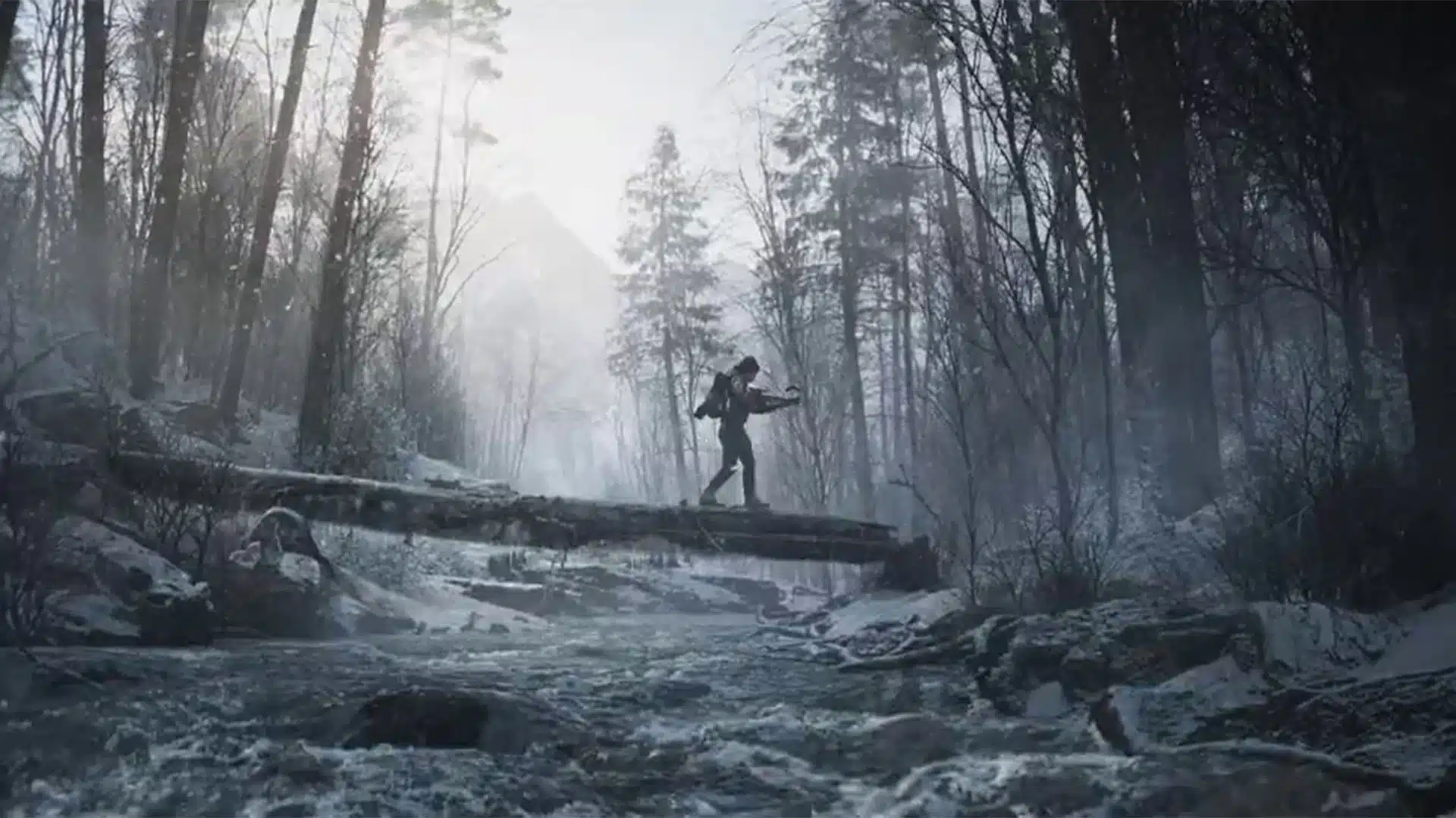Ein einsamer Überlebender mit Rucksack geht über einen gefallenen Baumstamm in einer verschneiten Waldlandschaft.