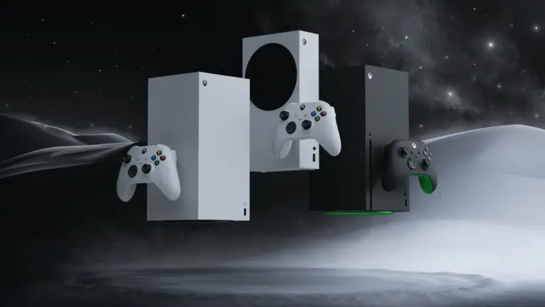 Verschiedene Xbox Series X und Series S Konsolen mit entsprechenden Controllern vor einem Weltraumhintergrund.