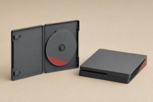 Illustration: aufrecht stehende Spieledisc in geöffnetem Case neben einer Konsole