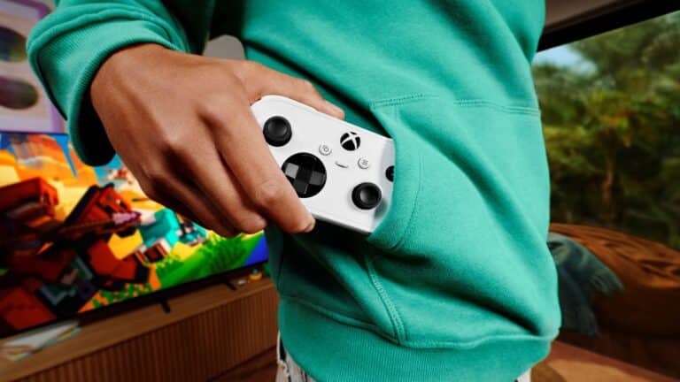 Der Xbox Nano Controller: ein kompakter, weisser Gamepad, klein genug für die Jackentasche